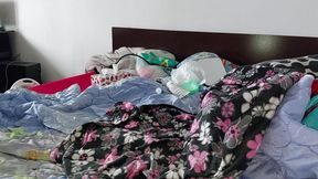Amateur mom masturbates with her fingers inside until orgasm.