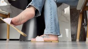 Your place is under the table, sucking on my feet EP 2 - Goddess Grazi (MP4-HD1080p)