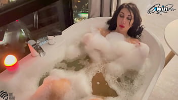 MILF in bath cumming