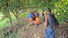 se aventurando na floresta!