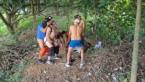 se aventurando na floresta!