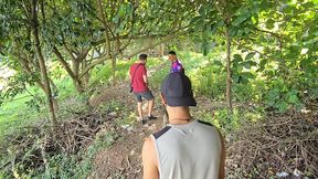 se aventurando na floresta!