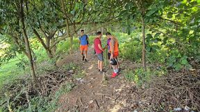 se aventurando na floresta!