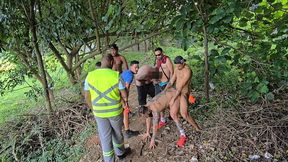 se aventurando na floresta!