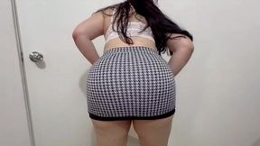 teniendo sexo con latina milf mexicana culona en mini falda le meto un dildo por el ano vecina caliente la masturban hasta que se viene y le chupan la vagina y se la follan en doggy style