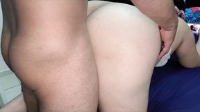 teniendo sexo con latina milf mexicana culona en mini falda le meto un dildo por el ano vecina caliente la masturban hasta que se viene y le chupan la vagina y se la follan en doggy style