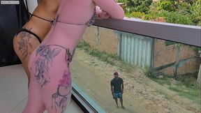 Duas gostosas nao sabem como enchero colchao inflavel e em ajuda a um homem talentoso que estava andando na rua