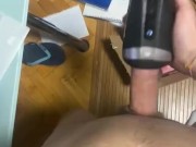 Joven pajeandose con masturbador en su cuarto