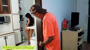 minha cunhada estava na cozinha zinha trabalhando eu fiquei vigiando ela e fiquei com tesso ela me viu e me fes aquela boquete gostoso e depois comir o cu dela na cama