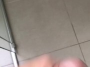 Punheta com gozada imensa com empregada olhando