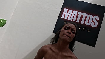 Amigo PAUZUDO veio s&oacute_ pra arrombar o cuzinho da ninfetinha magrinha carioca