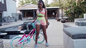 Black couple having wild Outdoor sex. Big Black booty looks awesome!