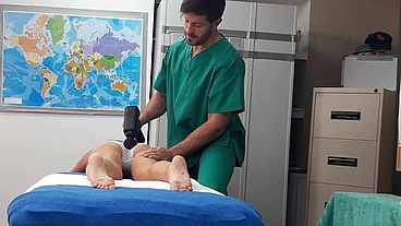 Follando con chica joven en la consulta del doctor