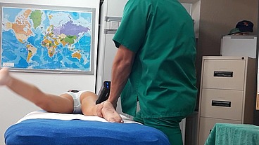 Follando con chica joven en la consulta del doctor