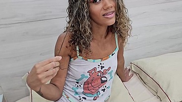 Enteada virgem chamou padrasto em seu quarto pra iniciar ela no sexo anal só pra ela não perder o namoradinho