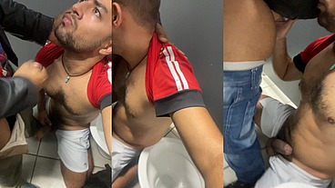 Depois do futebol uma mamada no técnico no vestiário.