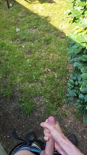 Big utdoor slowmotion cumshot