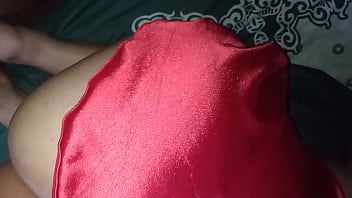 Le subo vestido, a&uacute_n lado la tanga y adentro mi verga