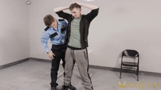 Michael Del Ray bläst Jack Hunter einen, während er seinen pochenden Schwanz wichst
