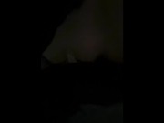 Je baise ma poupée avant de partir en vacances