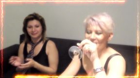 con mi hermanastra nos trajimos a dos sex toys del boliche ,otra noche de orgia