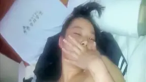Morena Asiática con Coño Peludo