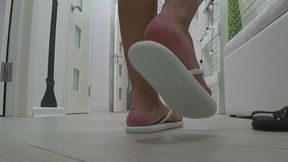 Comparing the popping heels of black and white flip flops 2a