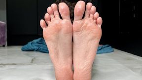 My pretty oil soles with long toes, bare big feet and blue toenails polish