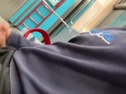 Jalándome la verga en el metro