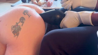 Amatőr brit ribanc kesztyűben durva anális dörömbölést és ökölbaszást végez