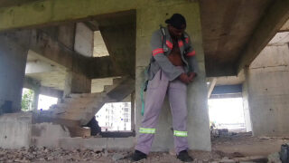 Chlupatý medvědí tatínek v uniformě si masturbuje svého tlustého penisu v domácím sólovém klipu