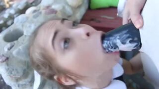Riley Reid riceve una profonda penetrazione anale con il suo plug anale