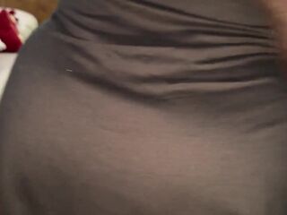 Jefa infiel es follada por empleado mientras habla con su marido por teléfono. ¡CULO ENORME!????