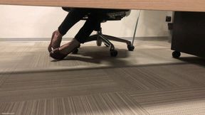 HOT SECRETARY, CANDID DIPPING SHOEPLAY WITH HER HIGH HEELS - MP4 HD