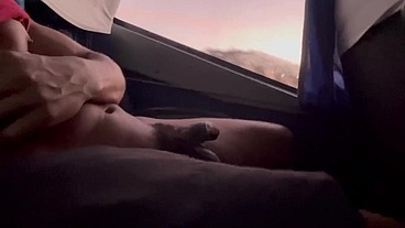 Me bateu o tesão no ônibus de viagem