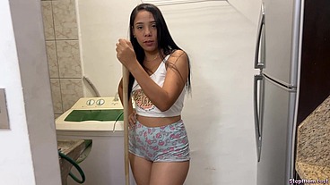 Mi Madrastra Lavando y Limpiando con su Gran Culo Delicioso