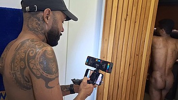 Bastidores de uma cena porno , com o negão dotado 24 cm Jhon Black e o passivo safado Roninhoboysp. Cena bareback .