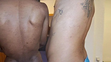 Bastidores de uma cena porno , com o negão dotado 24 cm Jhon Black e o passivo safado Roninhoboysp. Cena bareback .