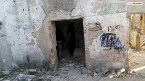 Couple fucks in an abandoned courtyard