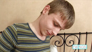 Maszturbáció, spermalövés, kézimunka, tátongó – szőke tini srácokról szóló szóló film, nagy fasz análisan megdugva