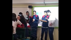 garotos cantando par&oacute_dia da m&uacute_sica sniper cheios de tes&atilde_o