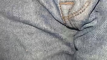 Pa&ntilde_al de tela orinado con pantalon jeans marca tenis y m&uacute_ltiples orgasmos