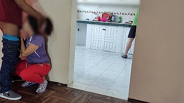 CORNUDO de mi AMIGO limpia la COCINA mientras yo me FOLLO a su MUJER del otro lado