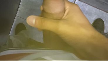 Punheta bem gostosa do corninho
