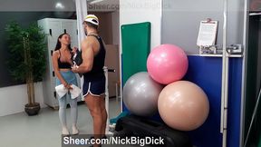 entrenador personal se folla a su clienta en el gym