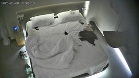 流出酒店偷拍 年輕小哥把陰莖插入女友嘴裡洗淨後對著下體猛烈撞擊