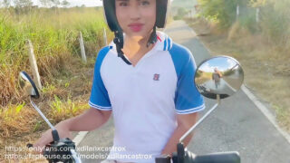 Amatööri POV kauniita nuoria espanjalaisia teini-ikäisiä naimisissa ja täynnä siemensyöksyä julkisesti