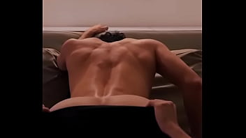 Despu&eacute_s de la despedida de solteros el novio me folla a pelo y termina en mi culo