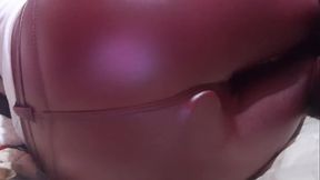 Mi culo absorbe un dildo por debajo de mis pantalones de cuero rojos