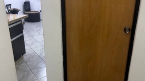 mi deliciosa hijastra descansando en el mueble en hilo con su gran culo irresistible - mi padrastro me vio en hilo y cuando voltee me estab